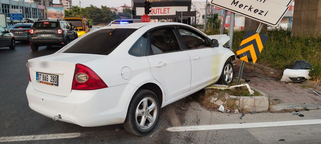 Trafik Lambası Arızalı Kavşakta Kaza 1 Yaralı (1)