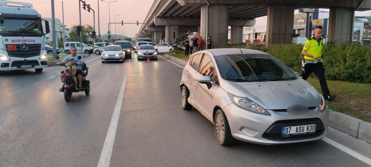 Trafik Lambası Arızalı Kavşakta Kaza 1 Yaralı (5)