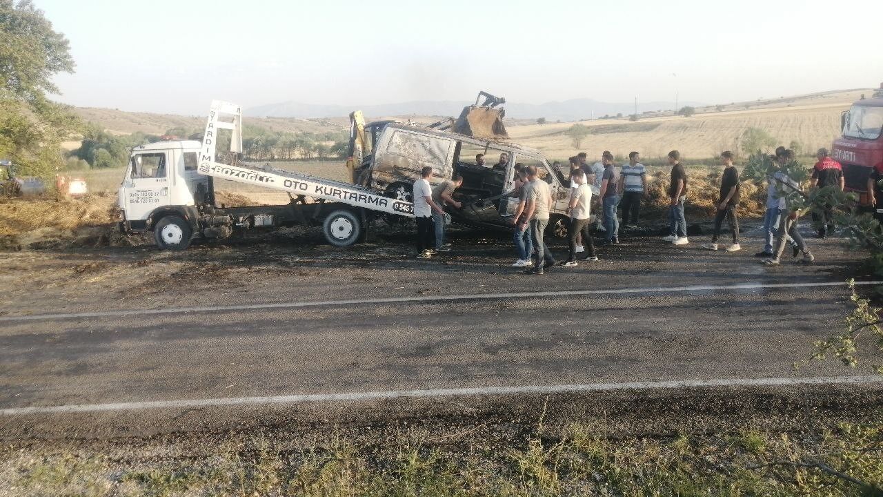 Traktöre Yüklenen Saman Balyaları Alev Aldı, Ticari Araç Küle Döndü (3)