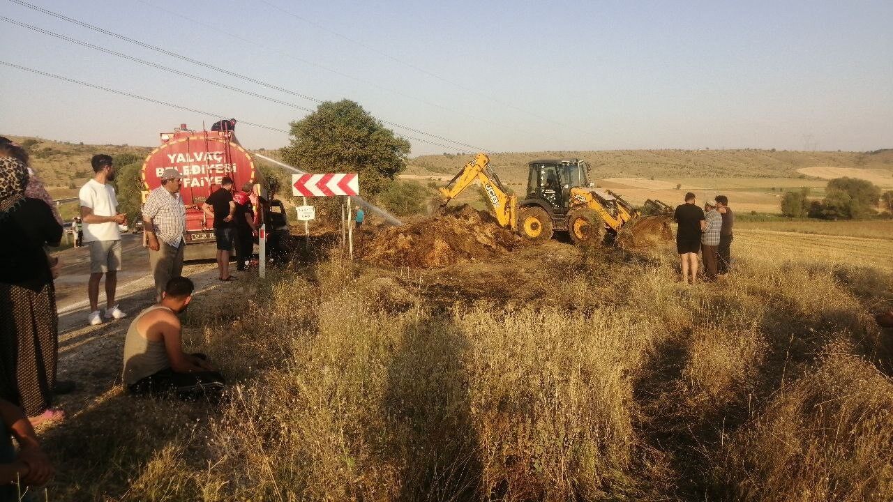 Traktöre Yüklenen Saman Balyaları Alev Aldı, Ticari Araç Küle Döndü (5)