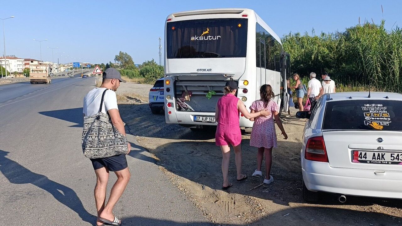 Tur Midibüsüyle Çarpışan Tofaş Hurdaya Döndü, Sürücü Yaralandı (2)