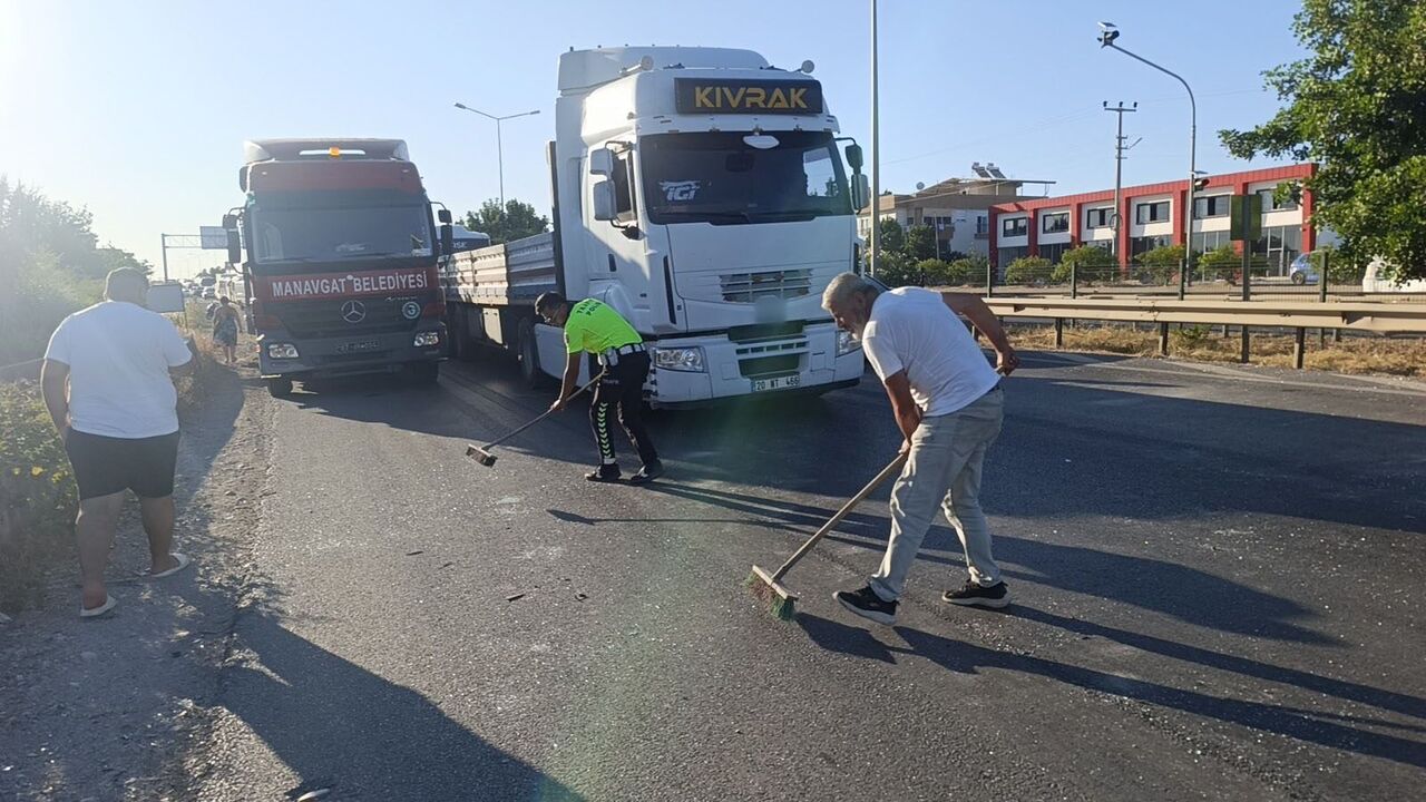 Tur Midibüsüyle Çarpışan Tofaş Hurdaya Döndü, Sürücü Yaralandı (4)