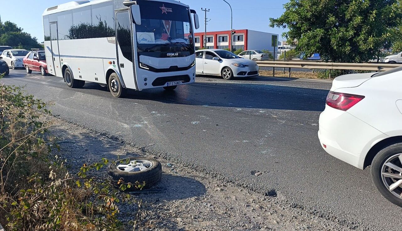 Tur Midibüsüyle Çarpışan Tofaş Hurdaya Döndü, Sürücü Yaralandı (6)