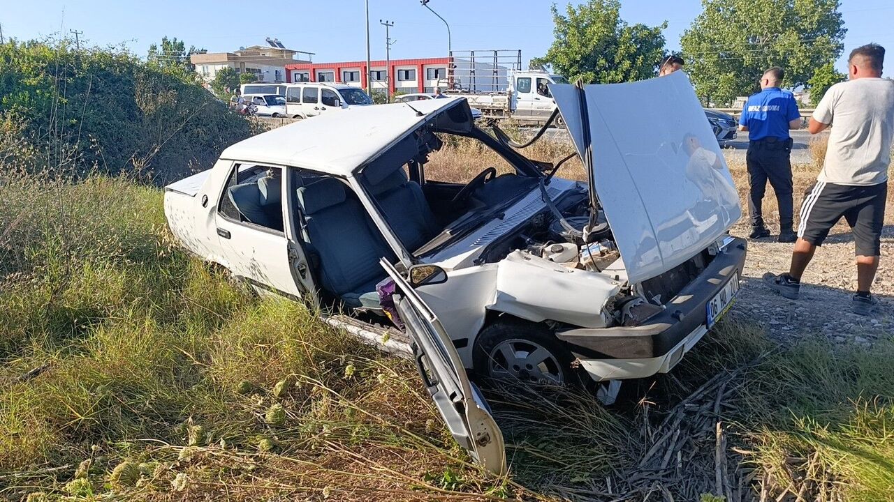 Tur Midibüsüyle Çarpışan Tofaş Hurdaya Döndü, Sürücü Yaralandı (7)