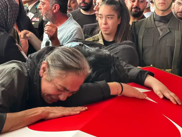 Türkiye Gözyaşları İçinde Şehitler Memleketlerinde Toprağa Verildi (2)