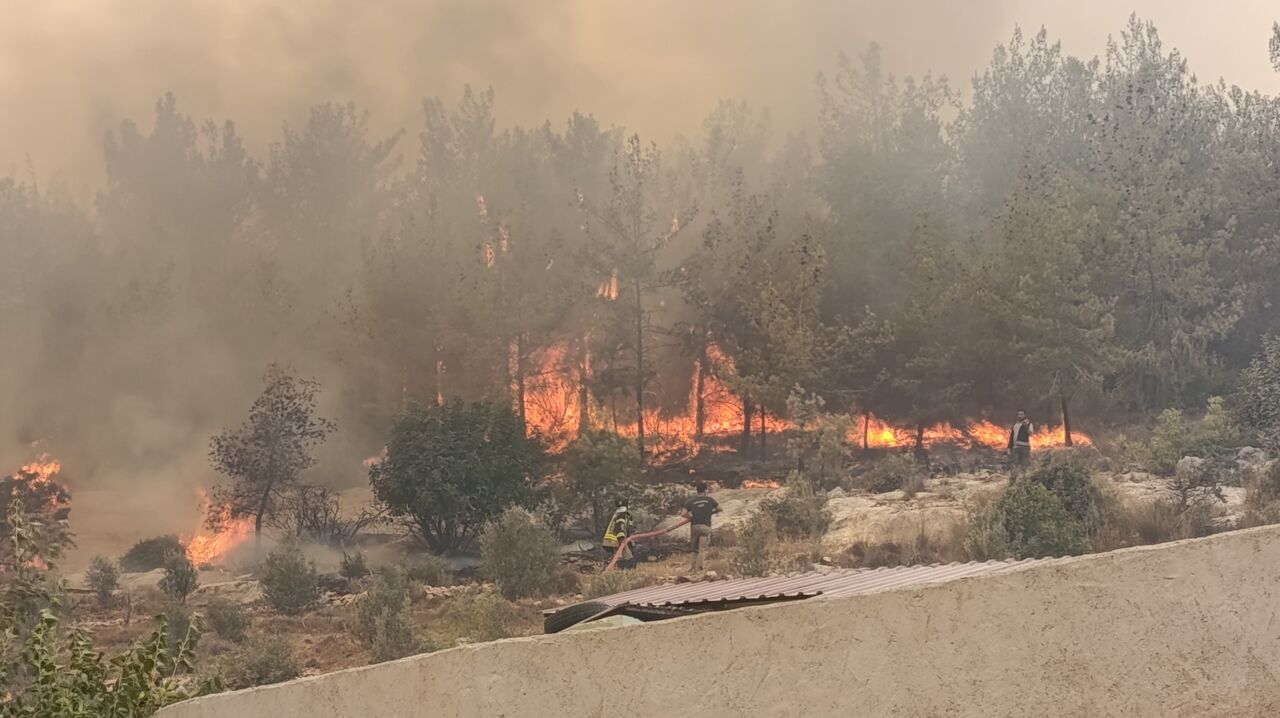 Vali Toros, Silifke'deki Yangın Söndürme Çalışmalarını Yakından Takip Etti (2)