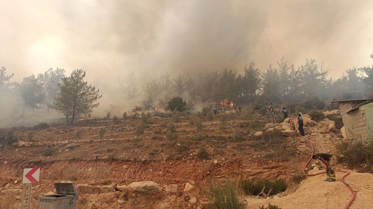 Vali Toros, Silifke'deki Yangın Söndürme Çalışmalarını Yakından Takip Etti (3)