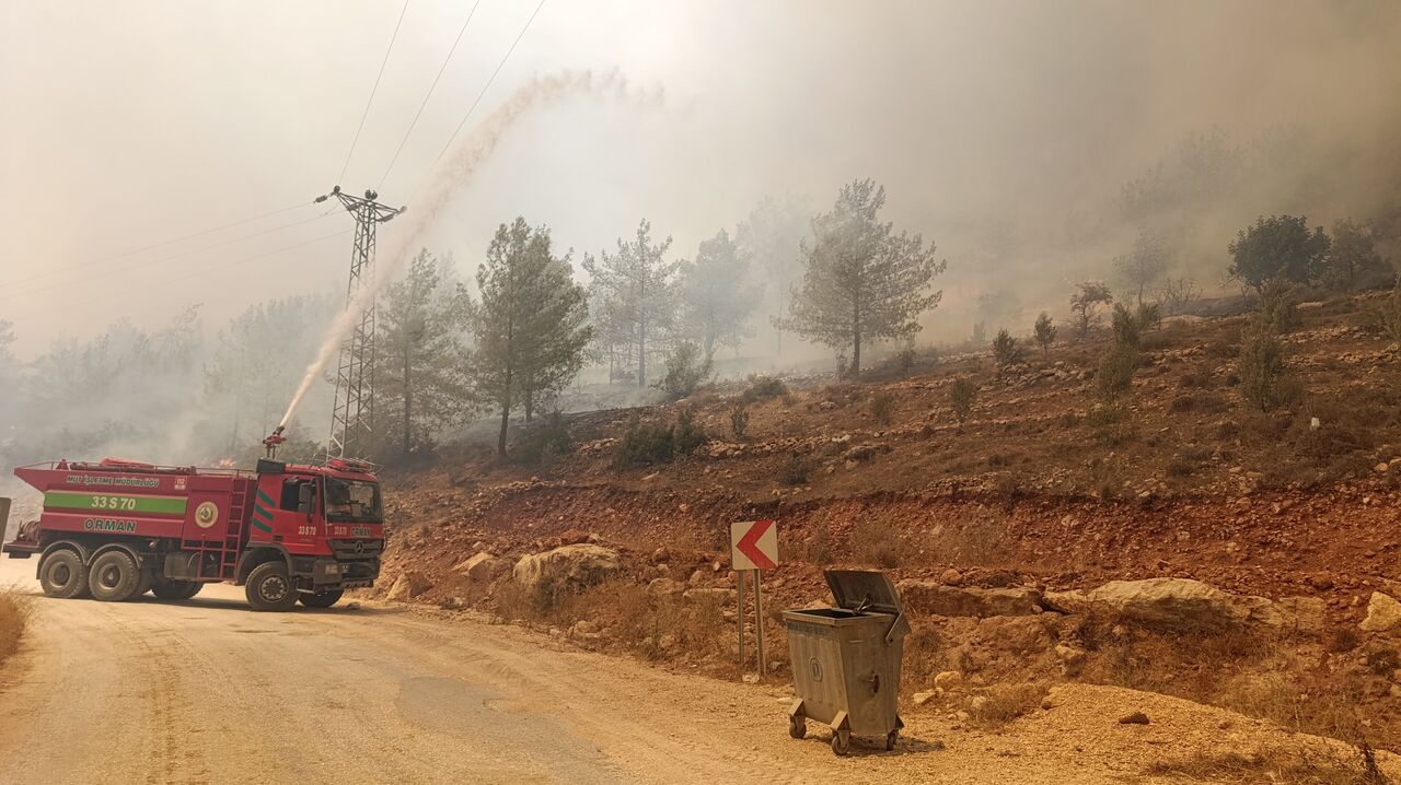 Vali Toros, Silifke'deki Yangın Söndürme Çalışmalarını Yakından Takip Etti (4)