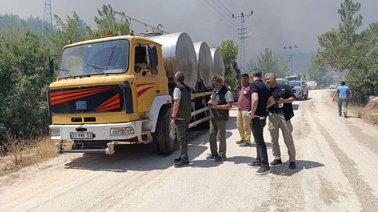 Vali Toros, Silifke'deki Yangın Söndürme Çalışmalarını Yakından Takip Etti (8)