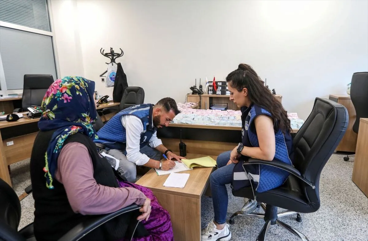 Yakalanan Dilencinin Üzerinden 75 Bin 950 Tl Çıktı (2)