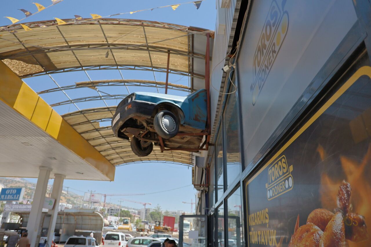 Yarısı Enkazda Kalan Otomobili Esnaf Dükkanının Girişine Astı (1)