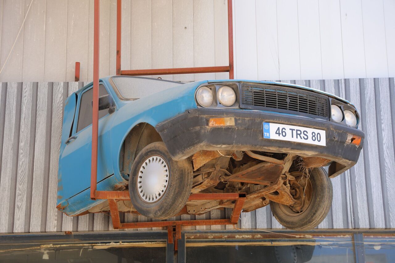 Yarısı Enkazda Kalan Otomobili Esnaf Dükkanının Girişine Astı (3)