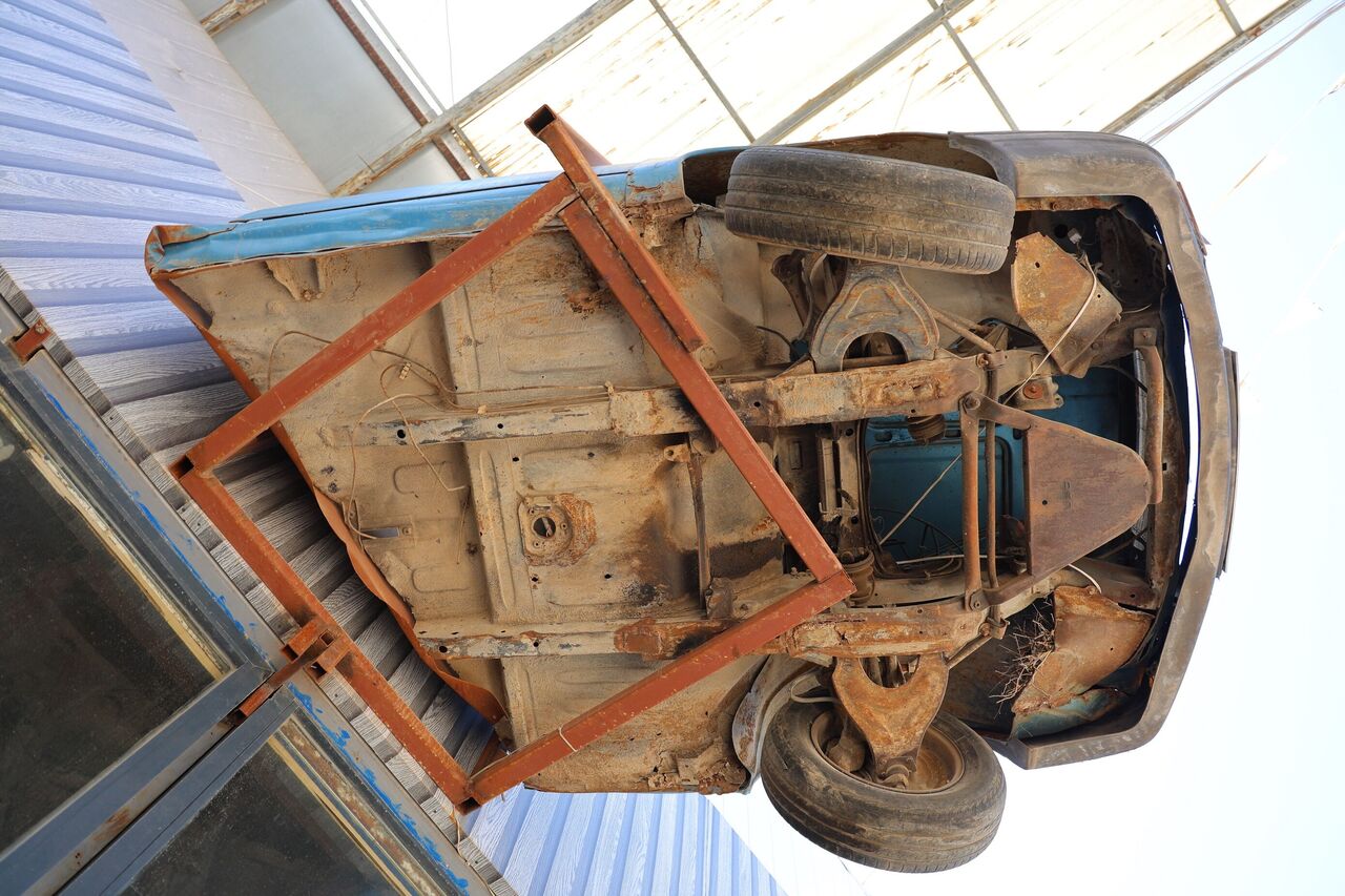 Yarısı Enkazda Kalan Otomobili Esnaf Dükkanının Girişine Astı (4)