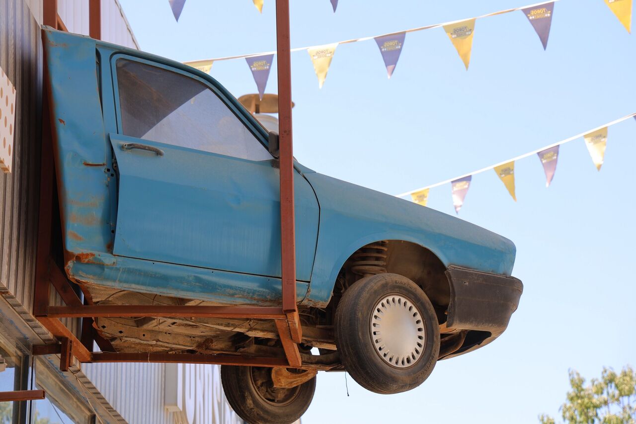 Yarısı Enkazda Kalan Otomobili Esnaf Dükkanının Girişine Astı (5)