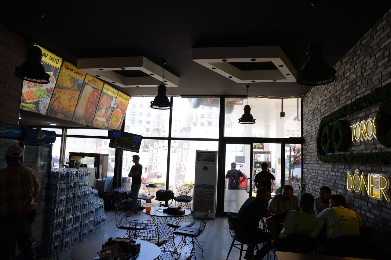 Yarısı Enkazda Kalan Otomobili Esnaf Dükkanının Girişine Astı (6)