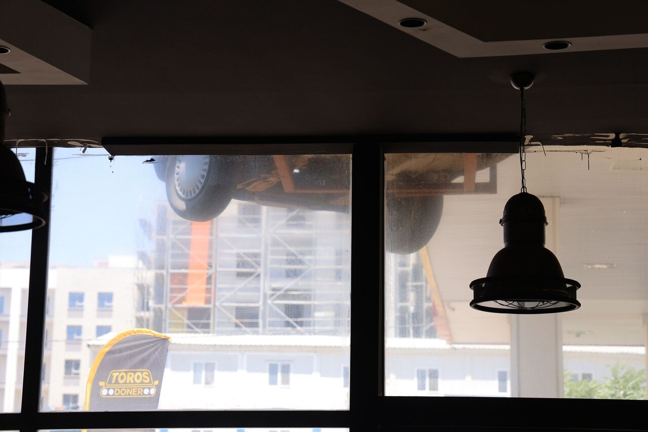 Yarısı Enkazda Kalan Otomobili Esnaf Dükkanının Girişine Astı (7)