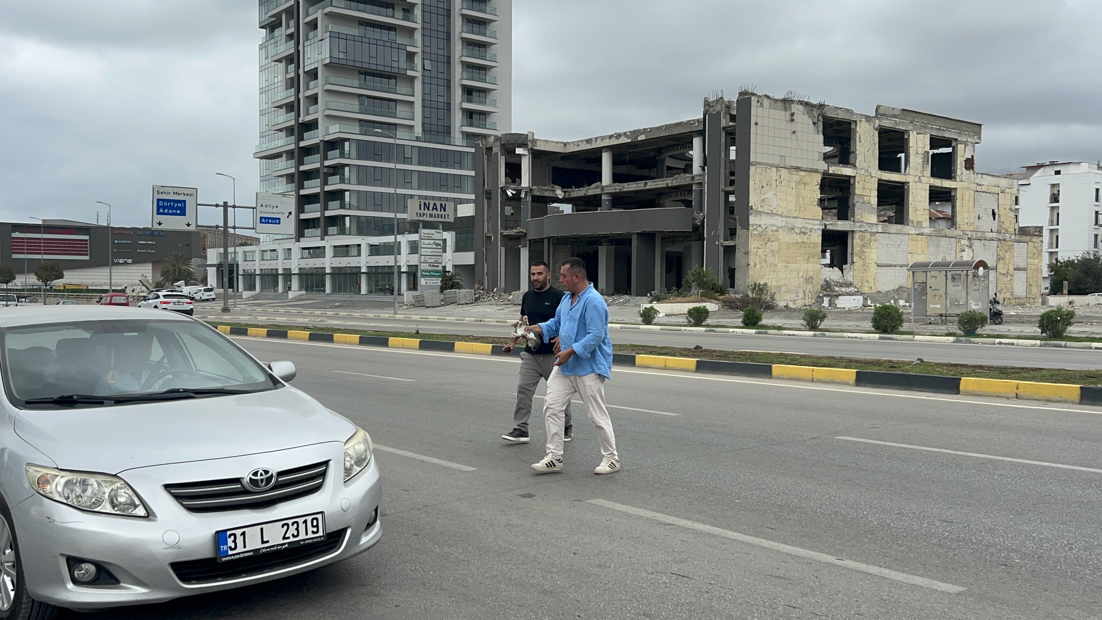 Yolcu Dolu Minibüsü Durdurarak Akan Trafikte Çaresizce Bekleyen Yavru Kediyi Kurtardı (2)