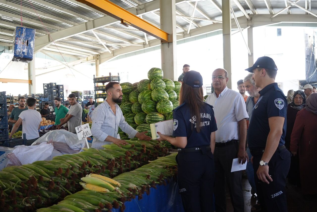 Zabıta Ekipleri Şehitkamil'de Pazar Denetimi Yaptı. Etiket Kontrolü, Hijyen Ve Fiyat Şeffaflığı Ön Planda Tutuldu, Vatandaşlardan Tam Not Aldı (2)