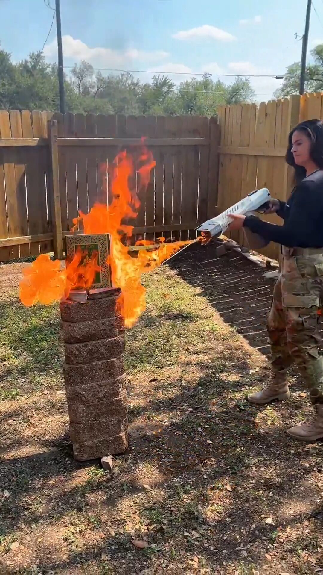 Abd’de Siyasetçi Valentina Gomez Kur’an I Kerim Yaktı (2)