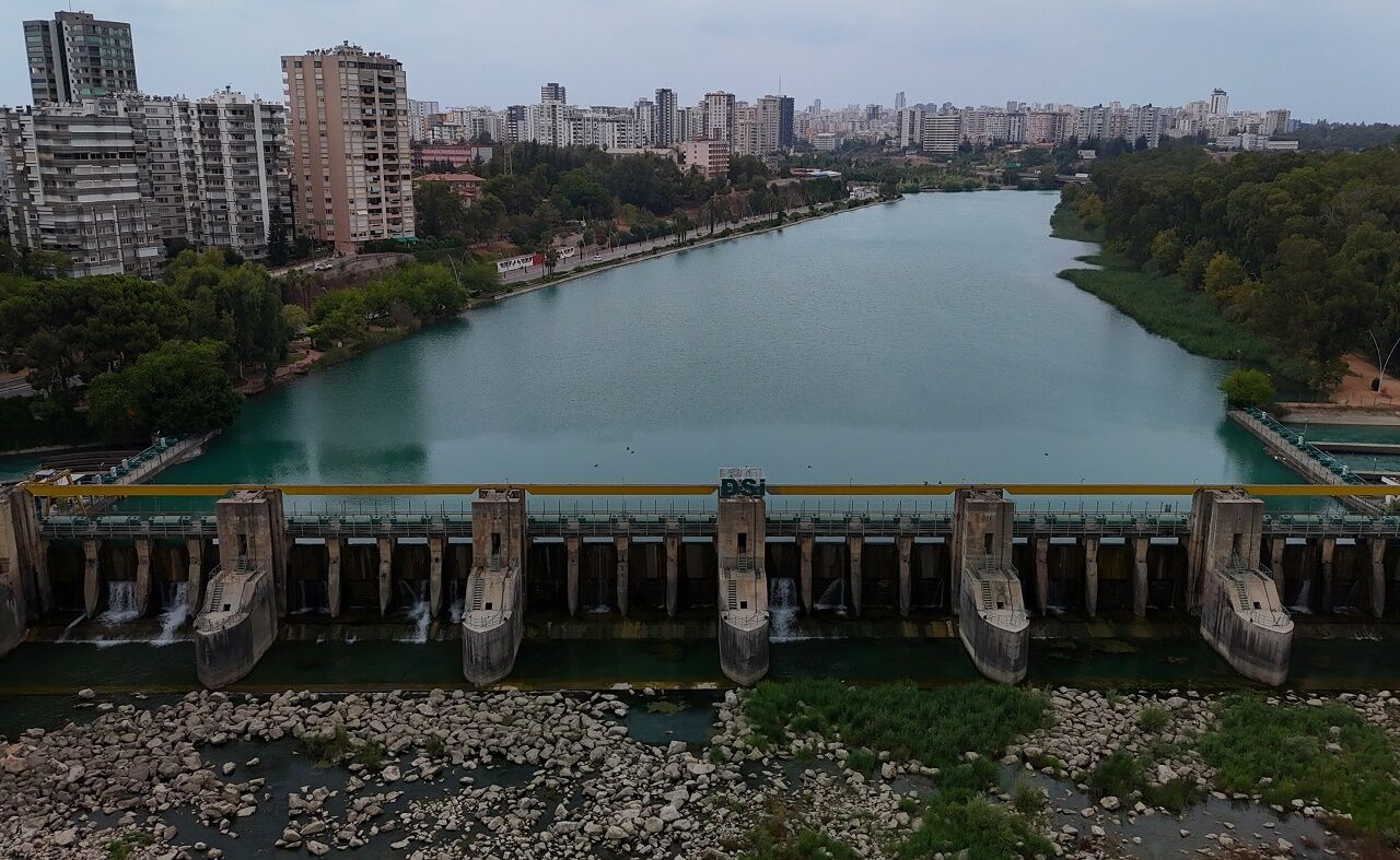 Adana Seyhan Nehri Yosun Ve Çöplerle Doldu. Su Durgunluğu Kirliliği Artırdı. Vatandaşlar Yetkililere Temizlik Çağrısı Yapıyor, Çözüm Bekliyor (7)
