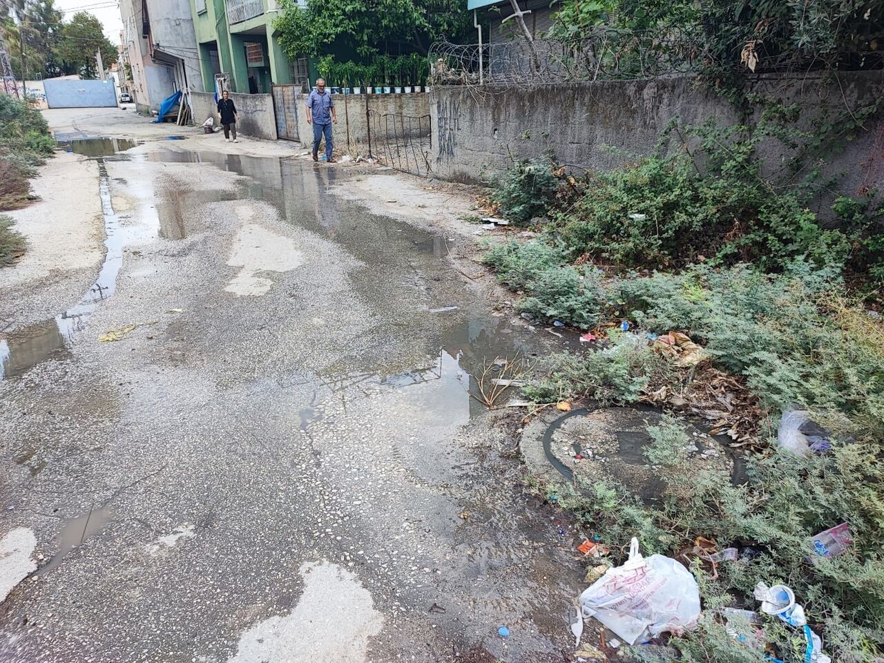 Adana’da 2 Yıldır Taşan Kanalizasyon Hayatı Felç Etti Vatandaş Maskesiz Dışarı Çıkamıyor (3)