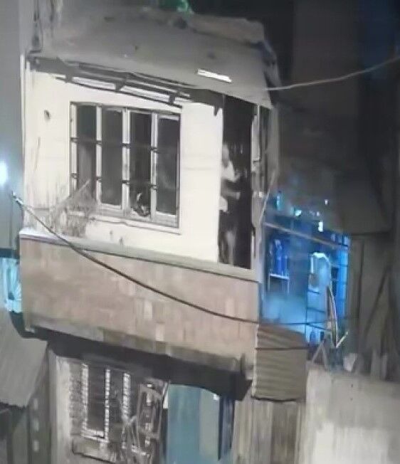 Adana'da Balkondan Balkona Silahlı Çatışma 4 Gözaltı (2)