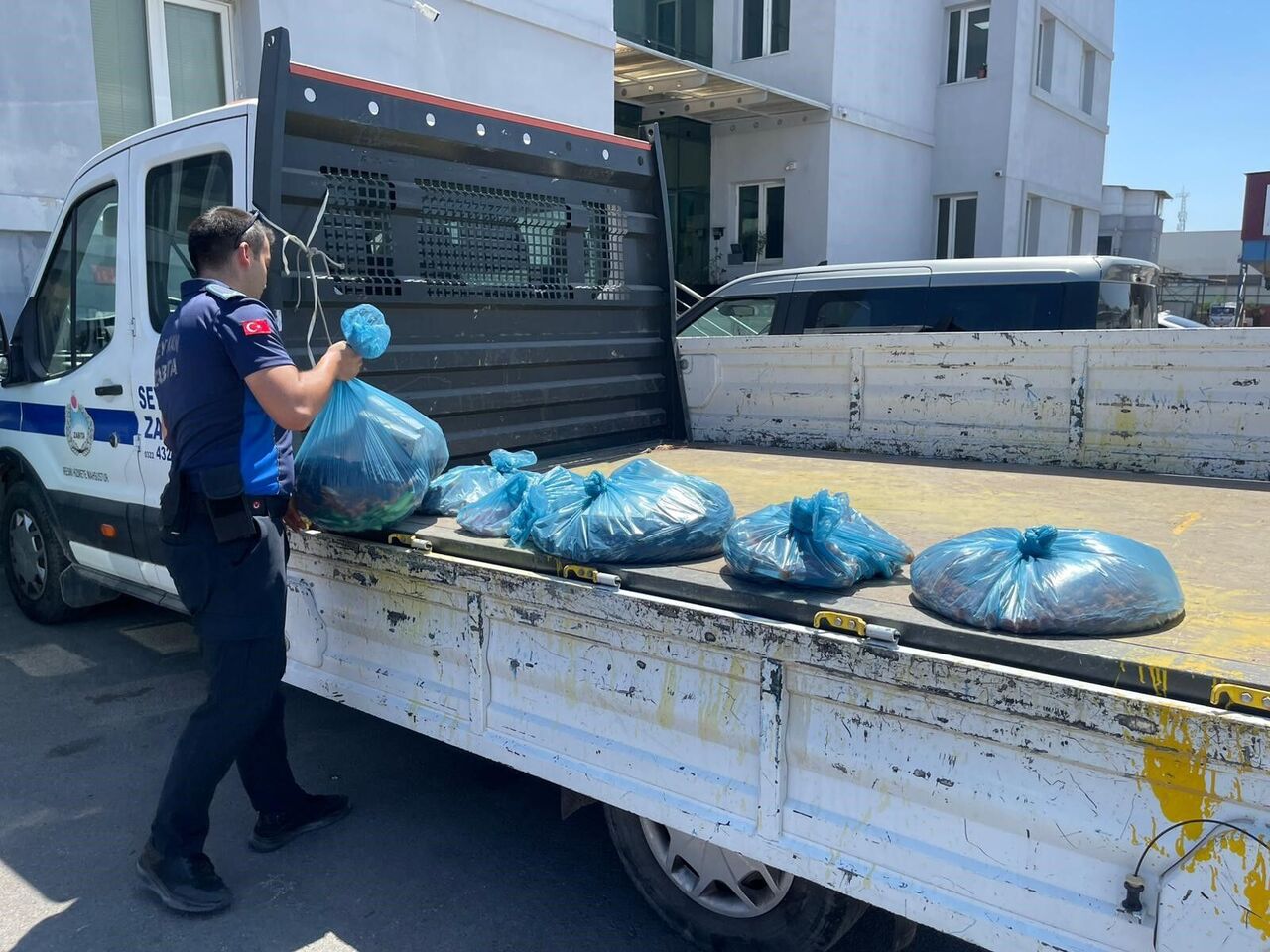 Adana’da Böceklenmiş Kuruyemişler İmha Edildi (2)
