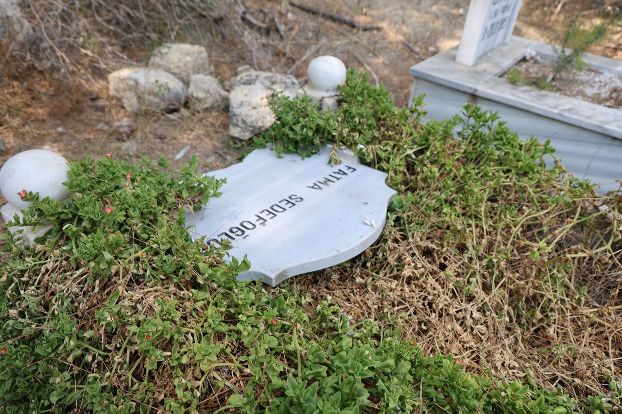 Adana'da Mezar Taşları Tahrip Edildi (3)