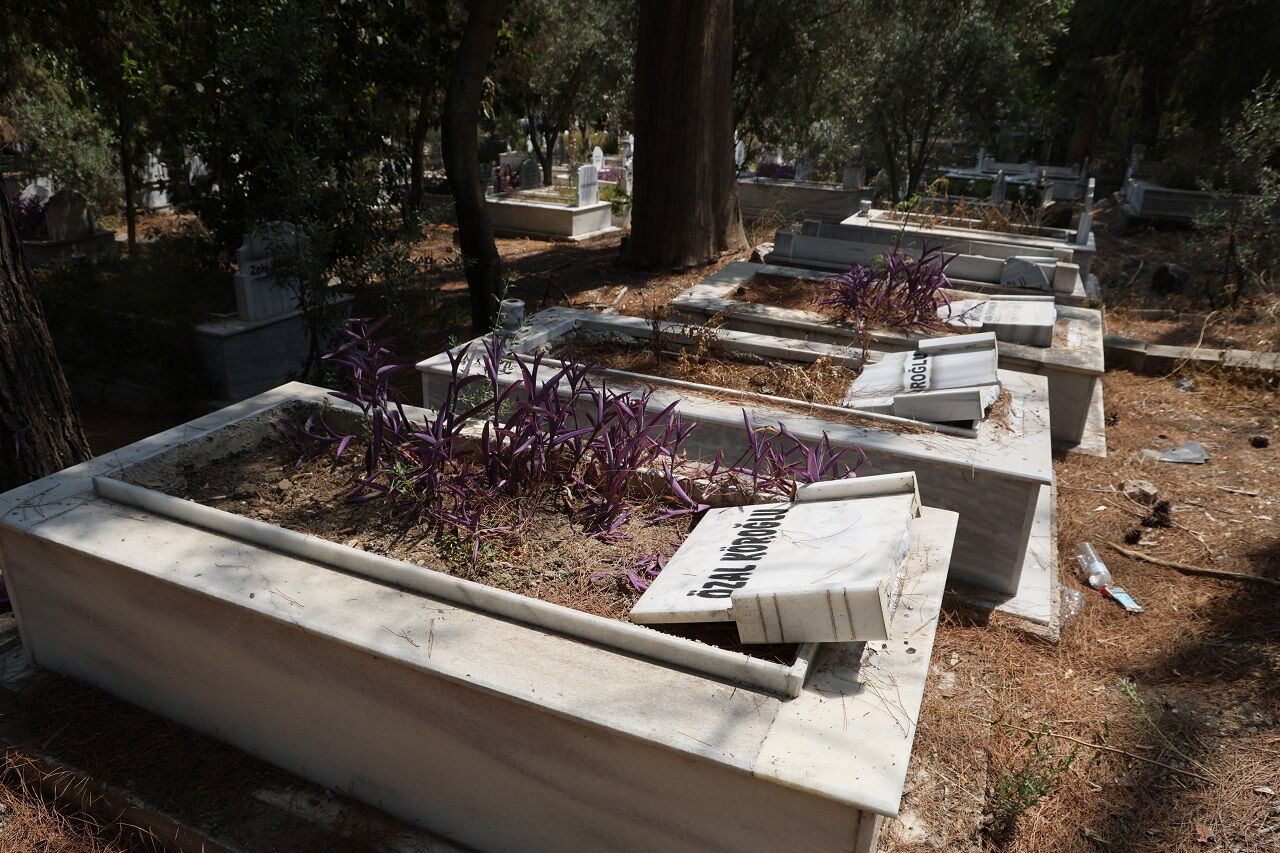 Adana'da Mezar Taşları Tahrip Edildi (4)