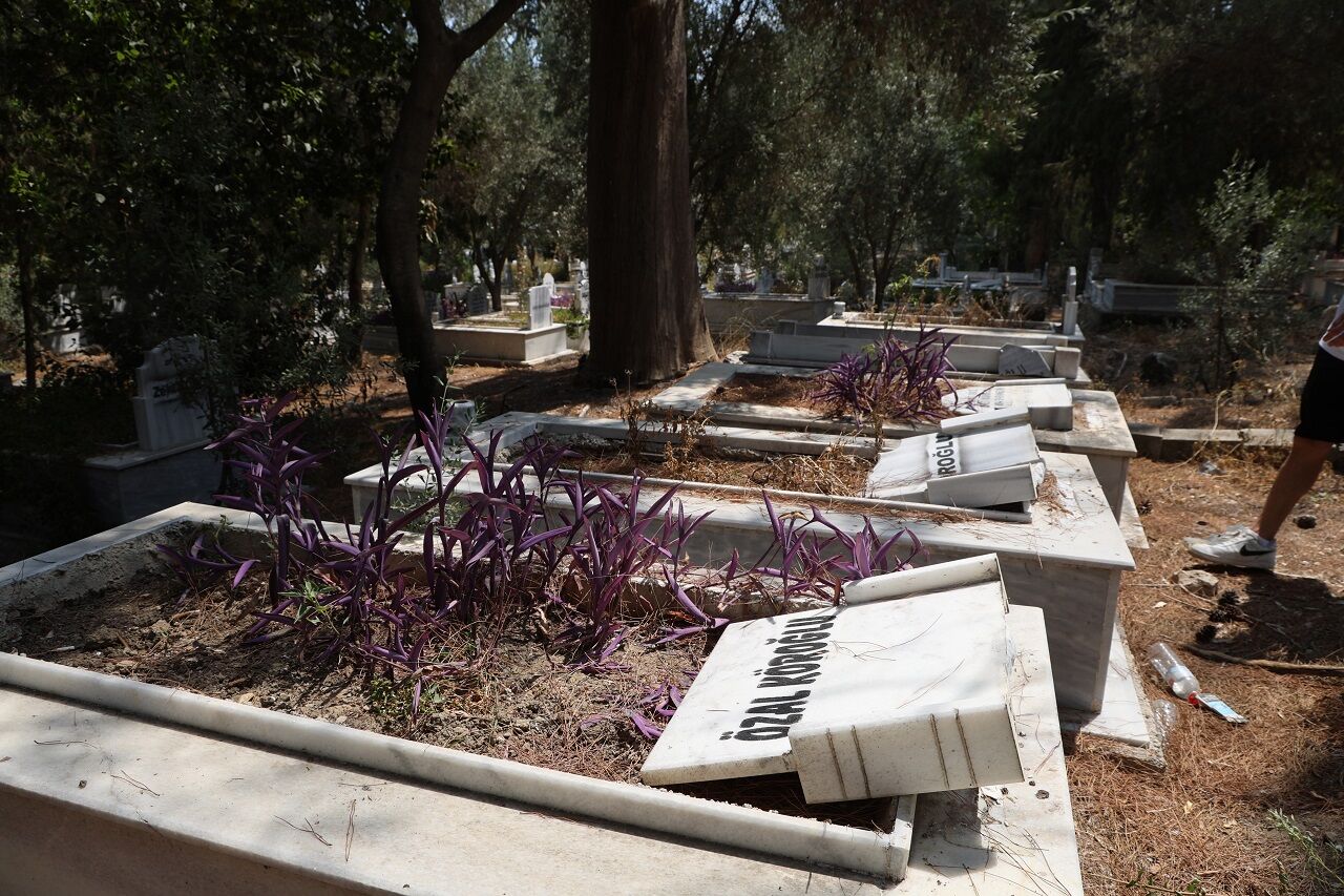 Adana'da Mezar Taşları Tahrip Edildi (7)