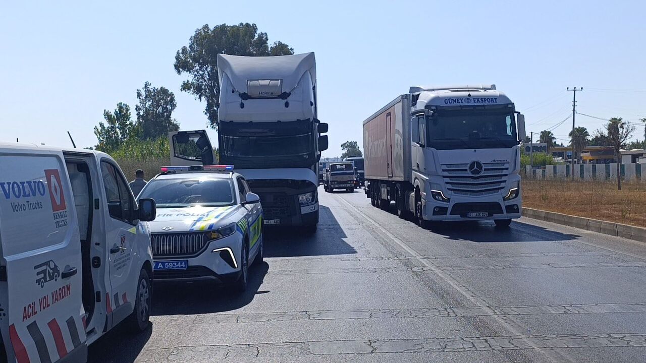 Alanya Manavgat Yolunda Tır Arızası Sebebiyle Trafik Durdu (1)