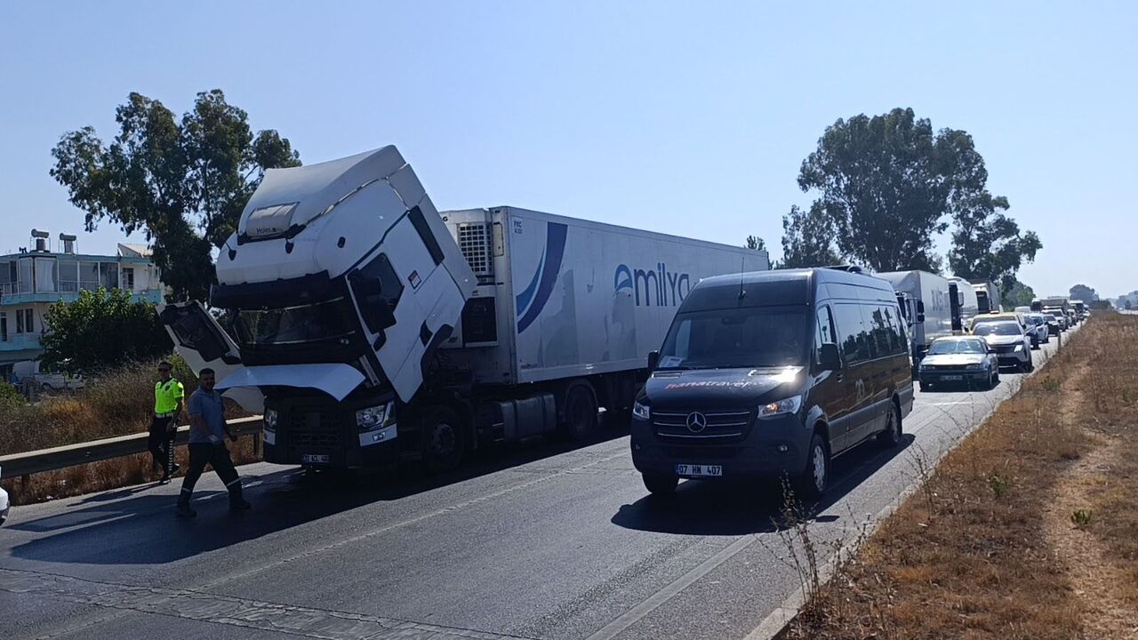 Alanya Manavgat Yolunda Tır Arızası Sebebiyle Trafik Durdu (3)