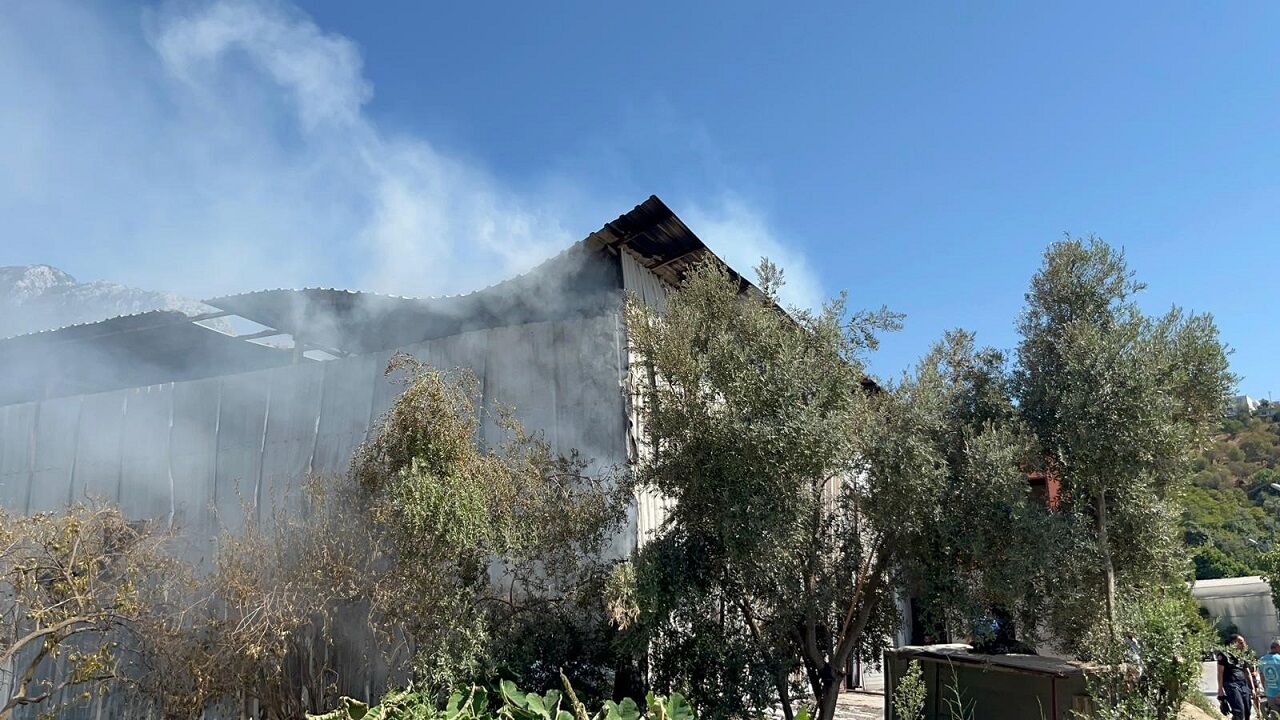 Alanya’da Mobilya Atölyesinin Kundaklandığı Anlar Güvenlik Kamerasında (10)