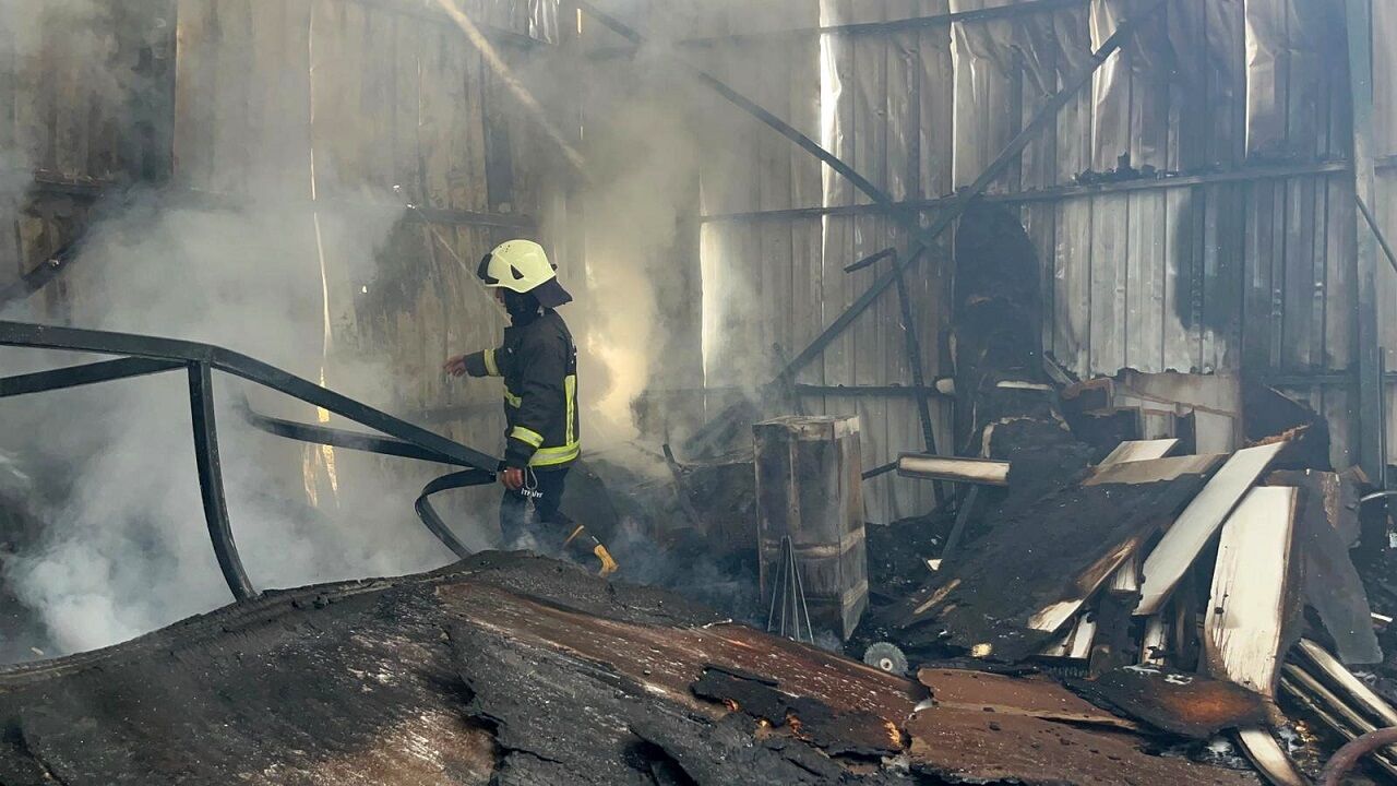 Alanya’da Mobilya Atölyesinin Kundaklandığı Anlar Güvenlik Kamerasında (5)