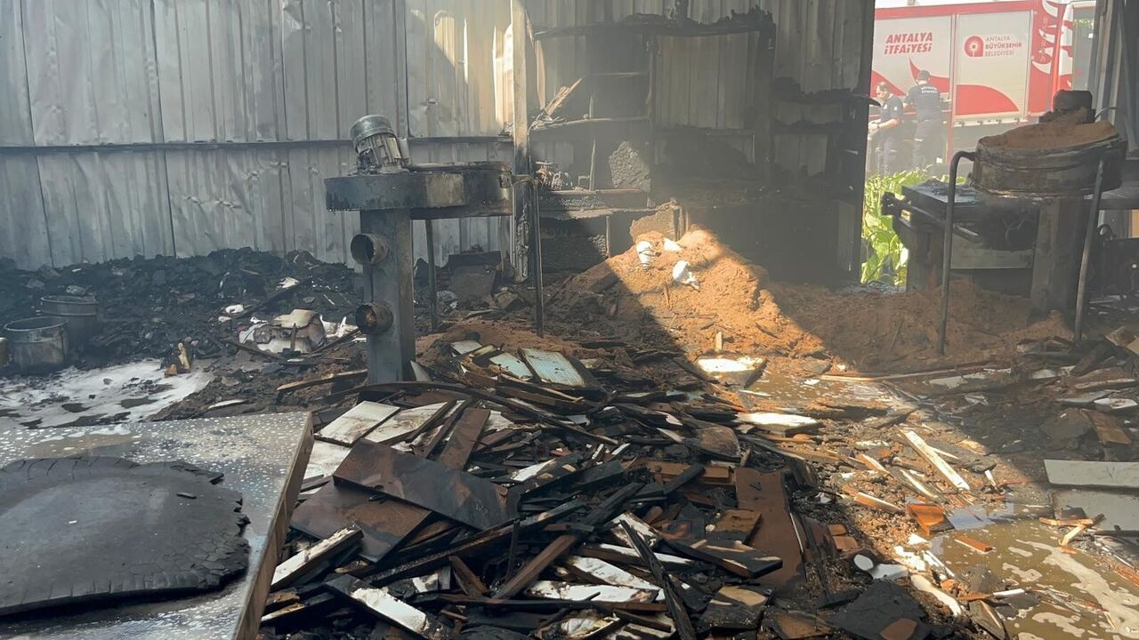 Alanya’da Mobilya Atölyesinin Kundaklandığı Anlar Güvenlik Kamerasında (6)