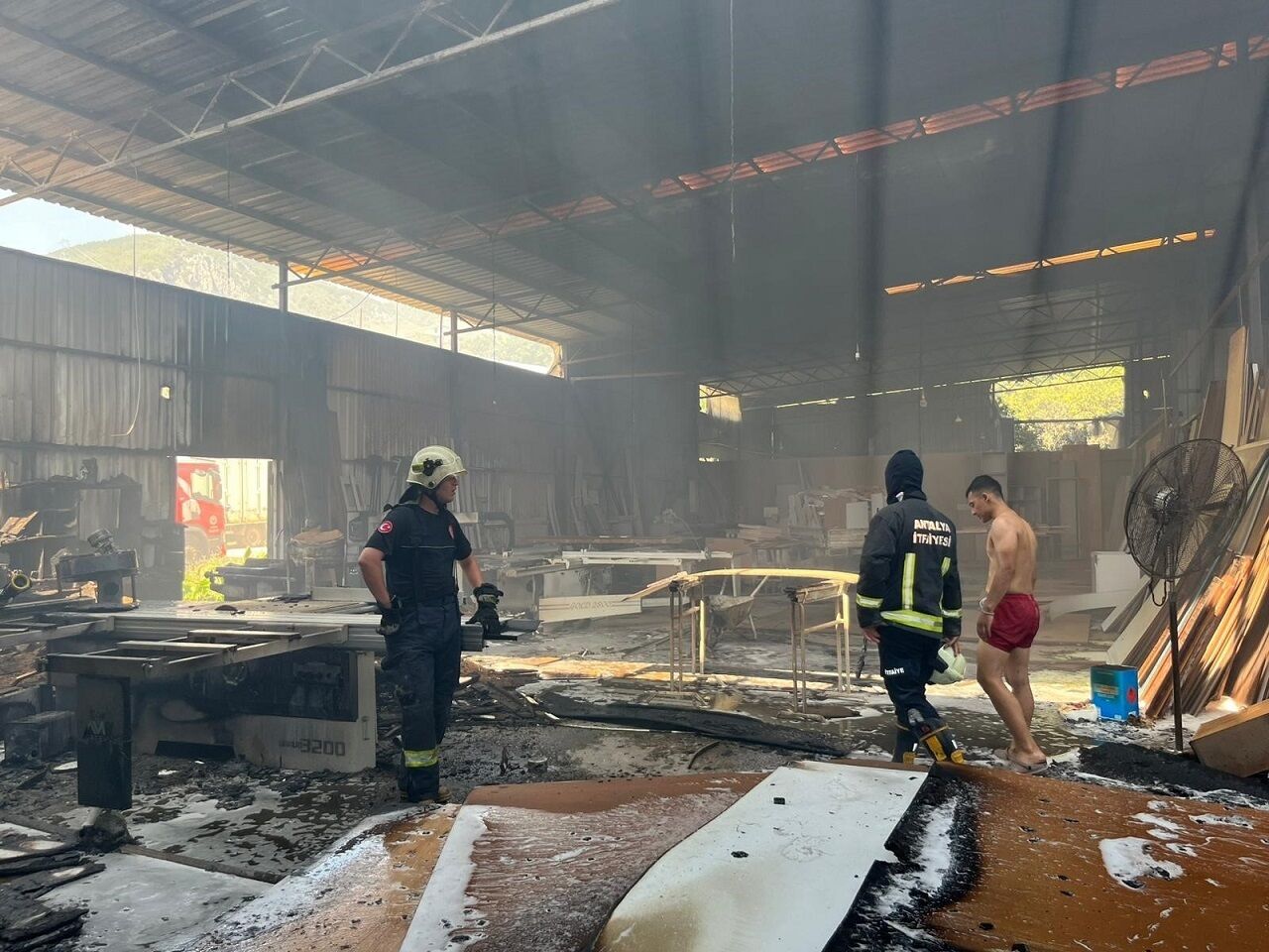 Alanya’da Mobilya Atölyesinin Kundaklandığı Anlar Güvenlik Kamerasında (7)