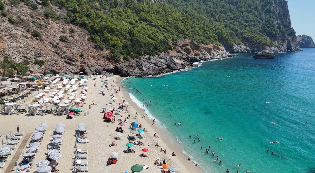 Alanya'da Sıcak Hava Sebebiyle Yerli Ve Yabancı Turistler Plajları Doldurdu (1)-1