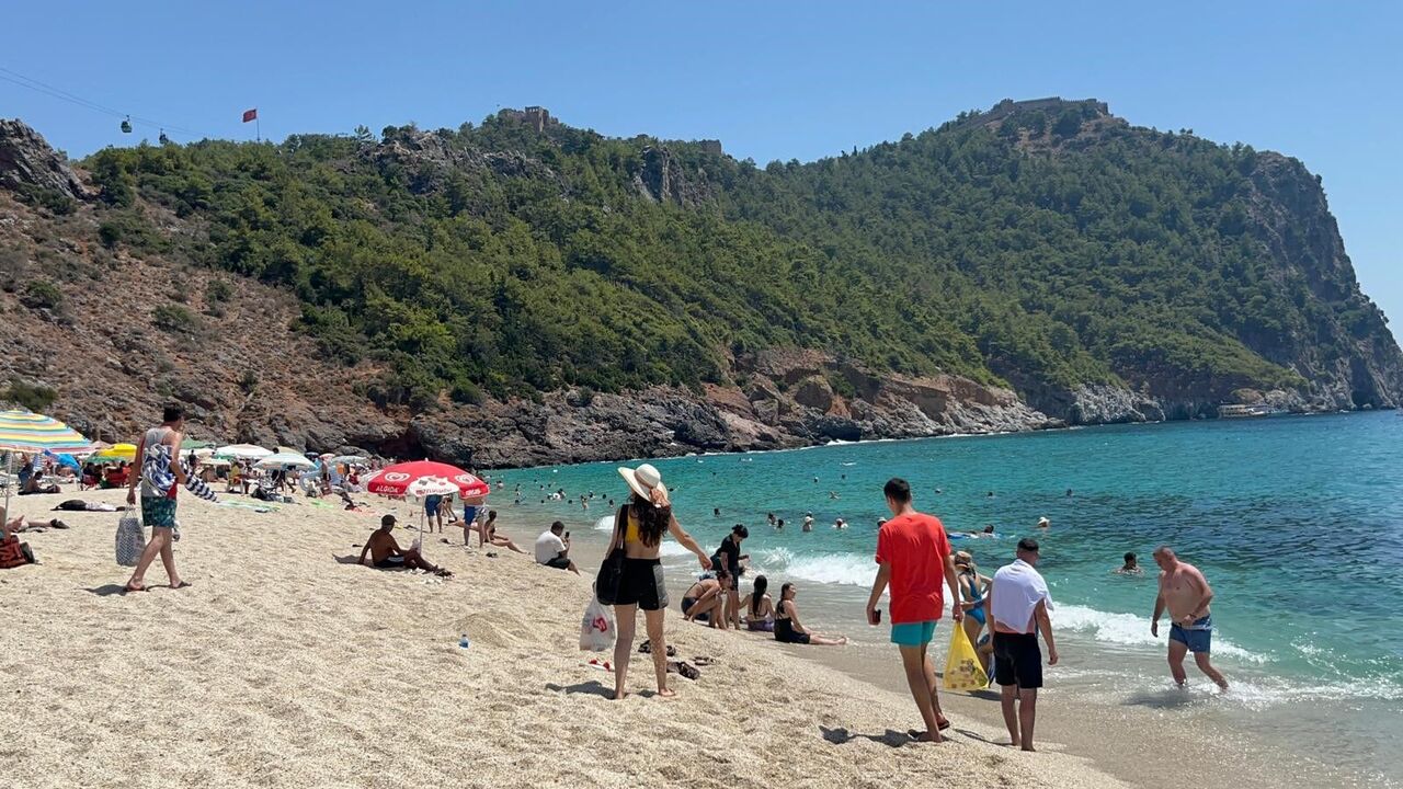 Alanya'da Sıcak Hava Sebebiyle Yerli Ve Yabancı Turistler Plajları Doldurdu (10)