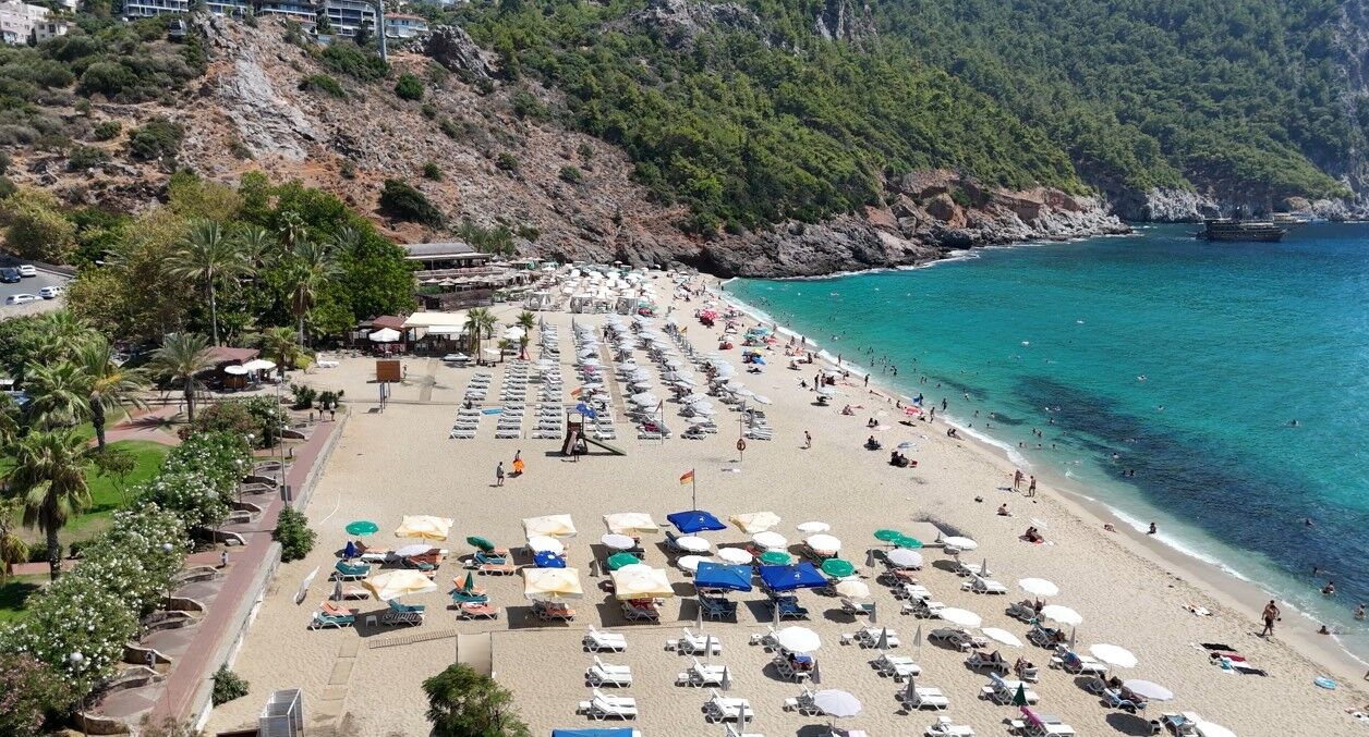 Alanya'da Sıcak Hava Sebebiyle Yerli Ve Yabancı Turistler Plajları Doldurdu (11)
