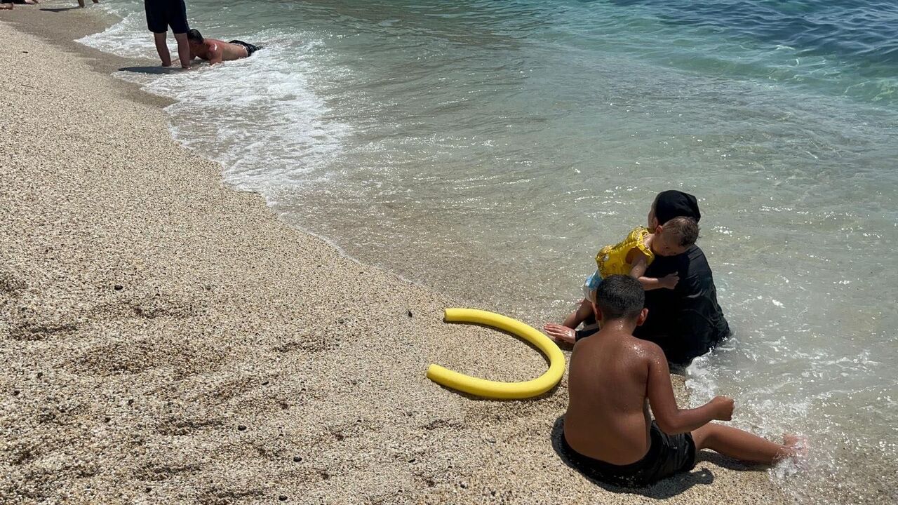 Alanya'da Sıcak Hava Sebebiyle Yerli Ve Yabancı Turistler Plajları Doldurdu (8)