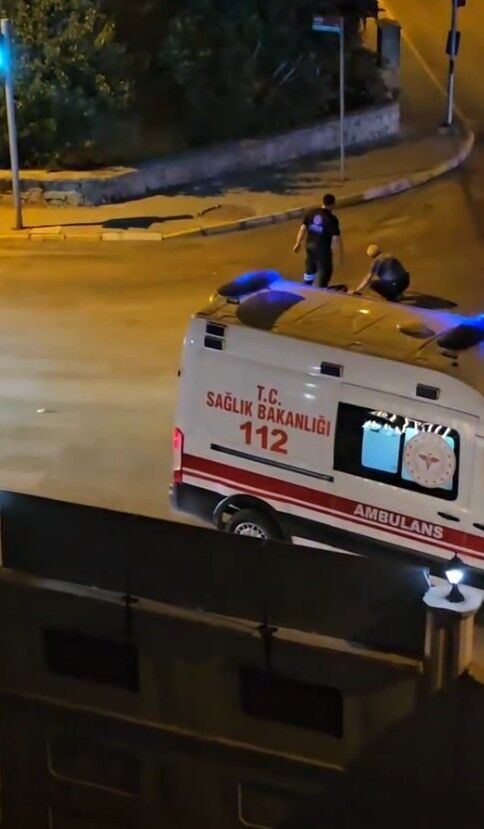 Ambulans Şoföründen İnsani Dokunuş Yolda Meyveleri Toplayan Yürek Isıtan Yardım (1)