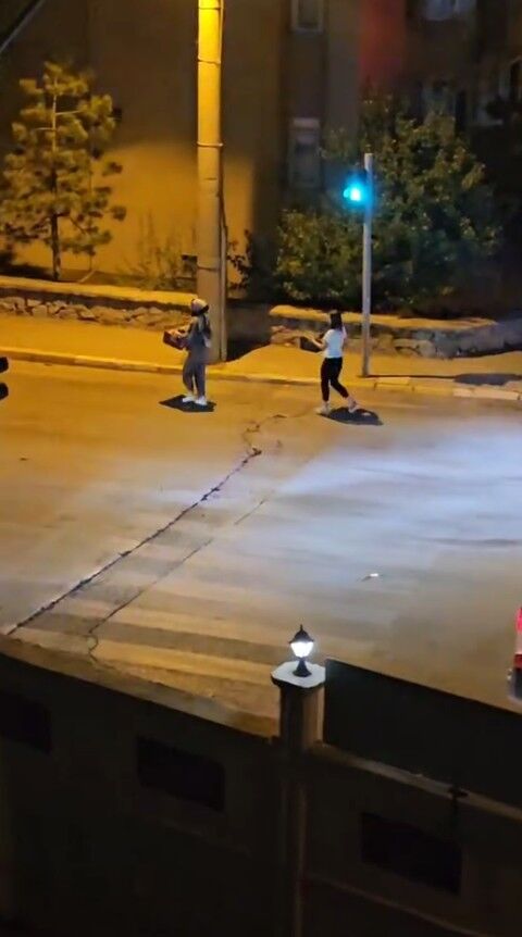 Ambulans Şoföründen İnsani Dokunuş Yolda Meyveleri Toplayan Yürek Isıtan Yardım (5)