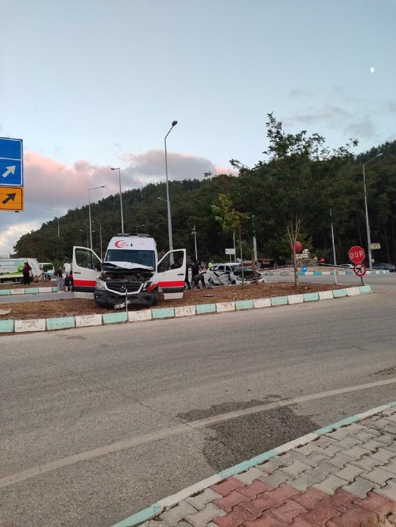 Ambulansla, Otomobil Çarpıştı 5 Yaralı (1)