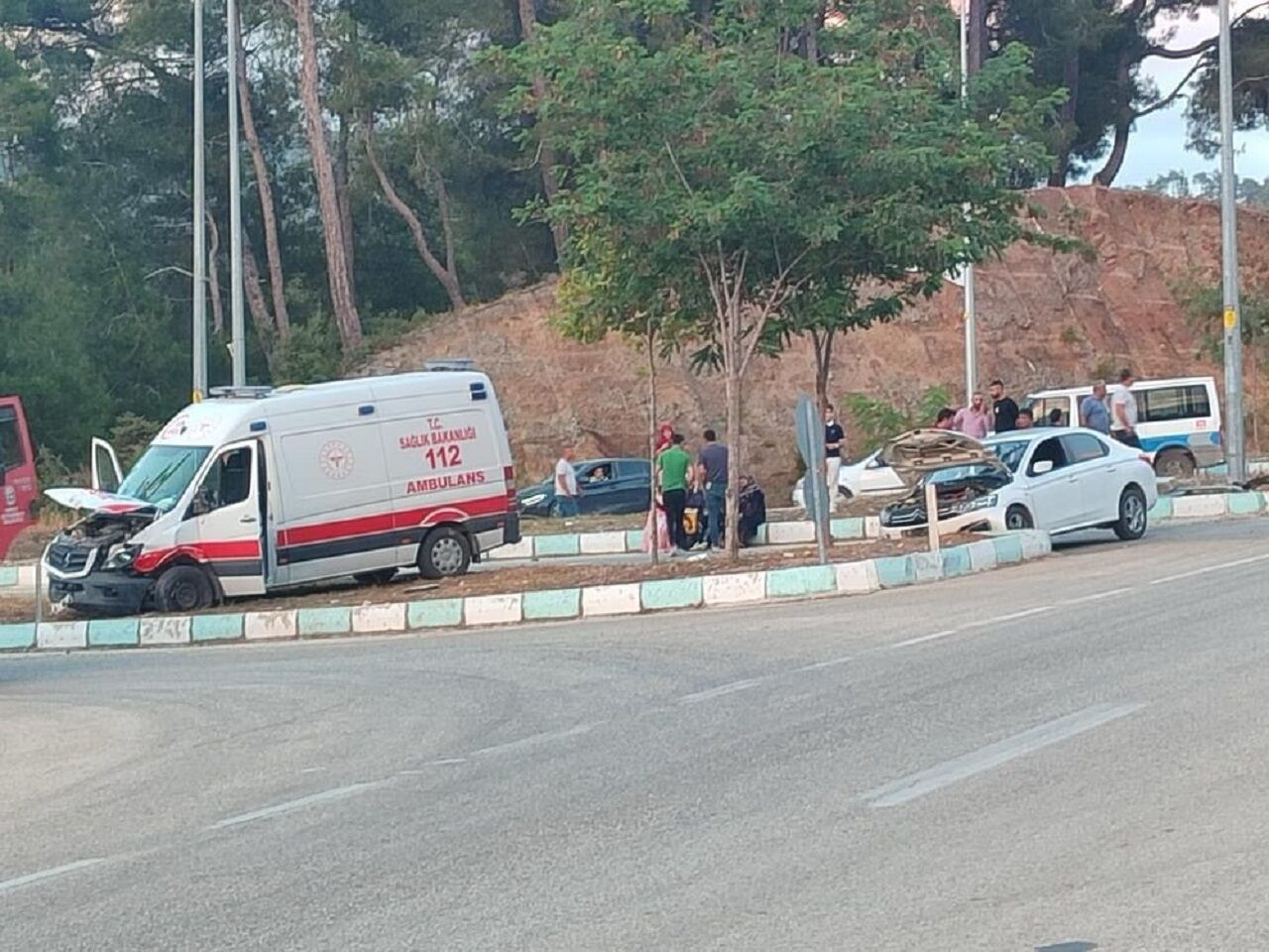 Ambulansla, Otomobil Çarpıştı 5 Yaralı (3)