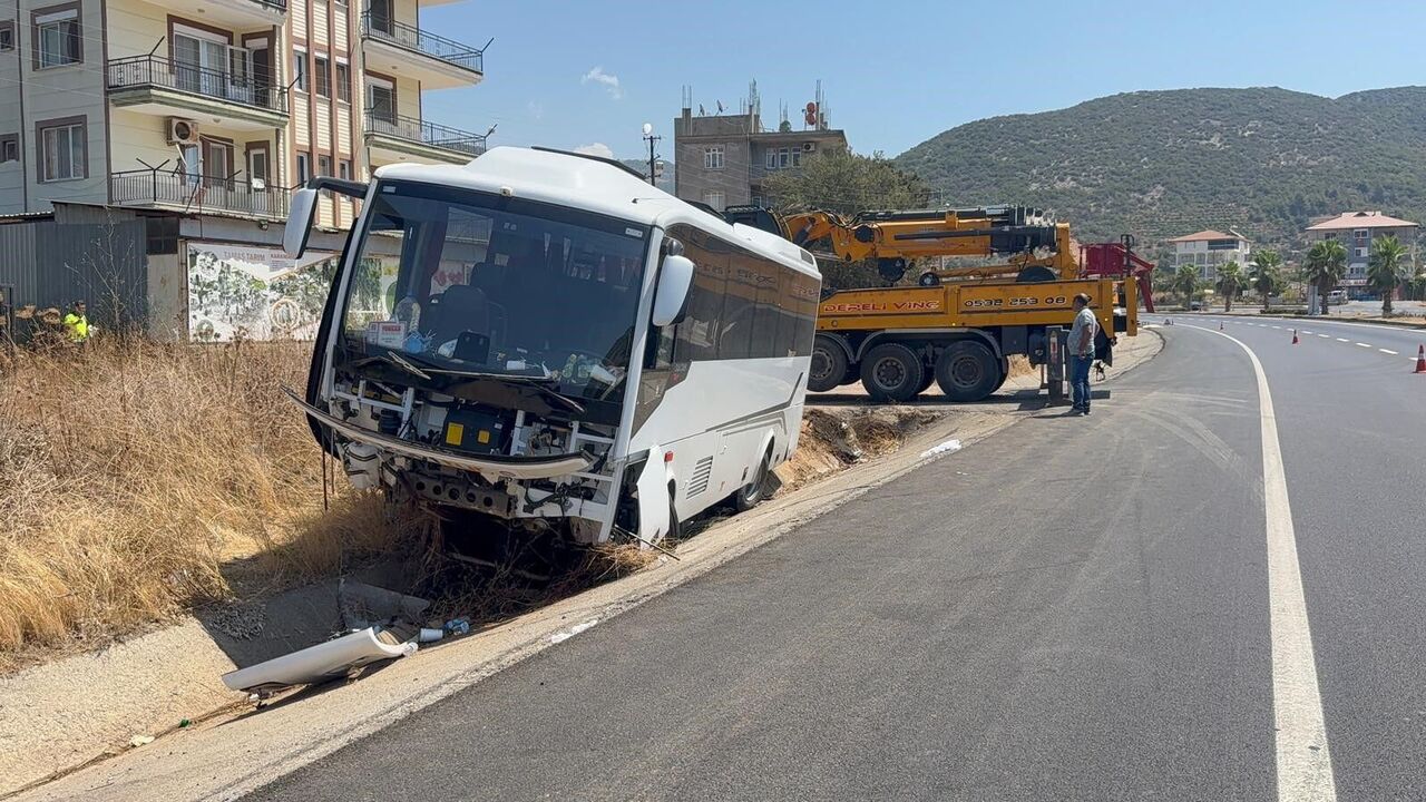 Antalya Gazipaşa’da Trafik Kazasında 23 Kişi Yaralandı (1)