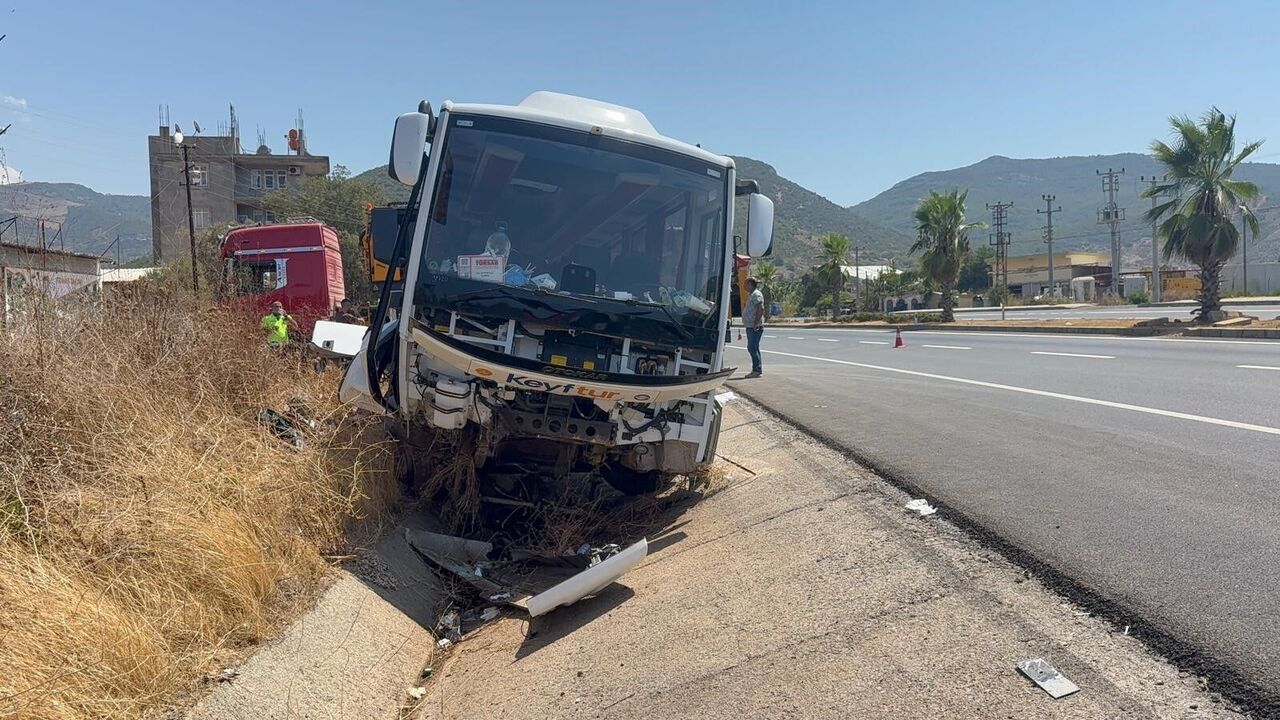 Antalya Gazipaşa’da Trafik Kazasında 23 Kişi Yaralandı (6)