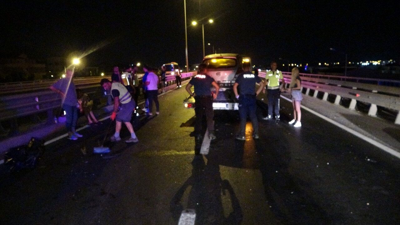 Antalya'da Aynı Yerde Iki Ayrı Kaza 2 Kişinin Yaralanmasına, Trafiğin De 2 Saat Kapanmasına Neden Oldu (2)