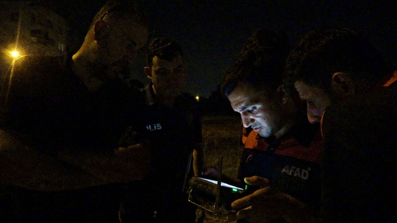 Antalya’da Dağdan Atılan İşaret Fişeği Alarma Neden Oldu (1)