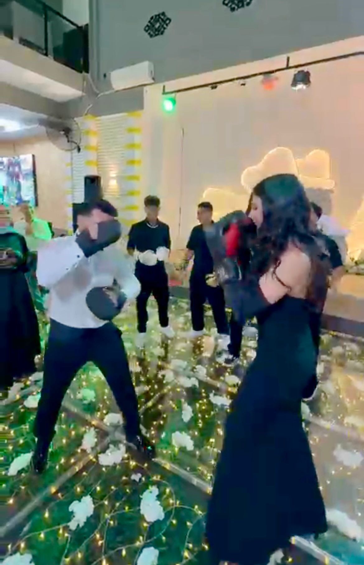 Antalya’da Düğün Pisti Boks Ringine Döndü Kick Boks Antrenörüne Öğrencilerinden Sürpriz (1)