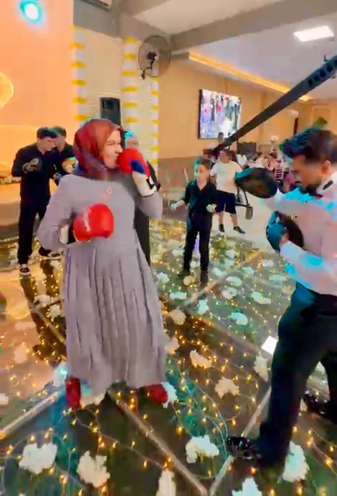 Antalya’da Düğün Pisti Boks Ringine Döndü Kick Boks Antrenörüne Öğrencilerinden Sürpriz (3)